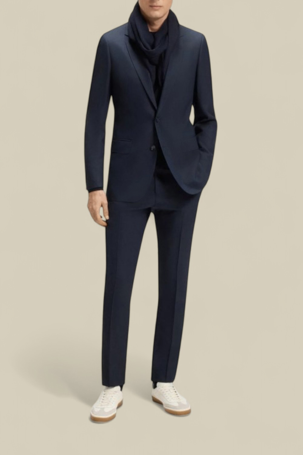 תמונת כל הלוק של בוס X דיויד בקהאם חליפה מחוייטת סלים פיט